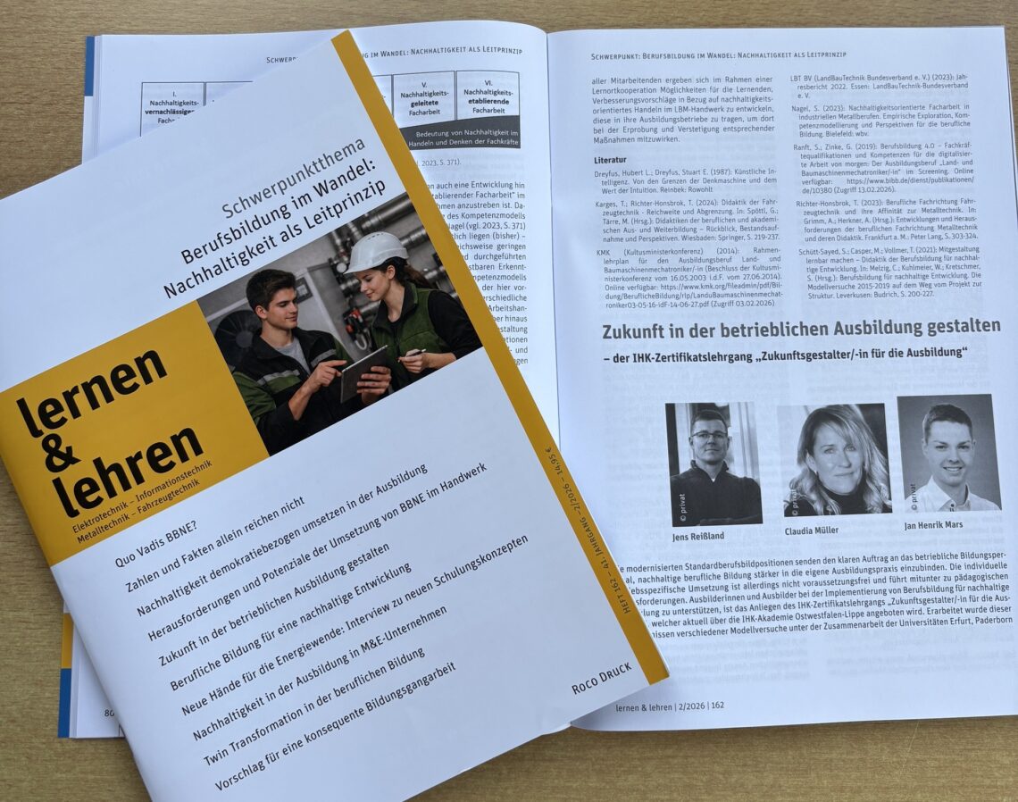 Auf einem Tisch liegen zwei Exemplare der Zeitschrift "lernen & lehren". Ein Exemplar ist geschlossen, die Vorderseite der Zeitschrift ist zu sehen. Das darunterliegende zweite Exemplar ist aufgeschlagen und zeigt den Artikel von BBNE-Hubs.